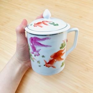 FWP Handcrafted hand painted Chinese porcelain gold fish handled mug with lid
